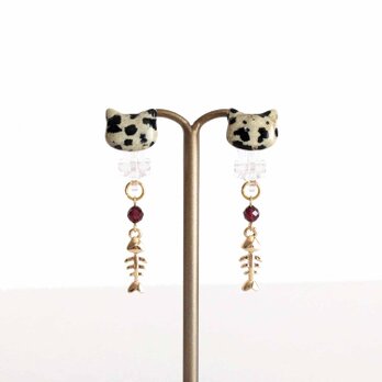 樹脂イヤリング[Dalmatian jasper cat/Gold]樹脂クリップ金具 アレルギー対応 ガーネットの画像