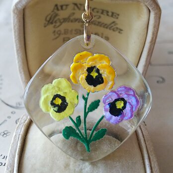 ヴィンテージ　3色のパンジーFlowerインタリオGlass（34㎜）ネックレスの画像