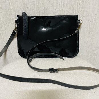 パテントレザースマホショルダーバッグの画像