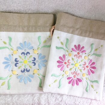 花刺繍の巾着・キナリ（ブルー/ピンク）の画像