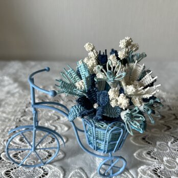 小さな自転車の籐の花（ブルーの花）の画像