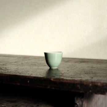 青磁で素敵◆中国産青磁陽刻茶杯　小ぶり猪口　茶器　丁寧な暮らしに。チャイナレトロ　ビンテージ　シノワズリの画像
