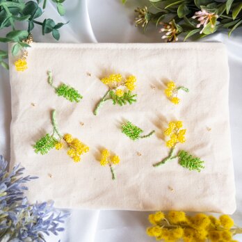 ミモザのビーズ立体刺繍ポーチの画像