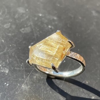 ルチルクォーツ　変形5角形　ゴールドの光の塊　プレート　シルバーSV925リング