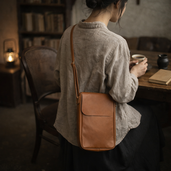 秋色の柔らかさ。本革 マップバッグ／アプリコット｜やわらかな光をまとうナチュラルレザー