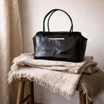 本革 スモールボストンバッグ／ブラック｜軽さと品をまとう上質ピッグレザー