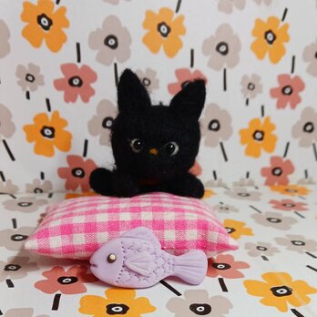 小さな黒猫　クッションお魚付き　羊毛の画像
