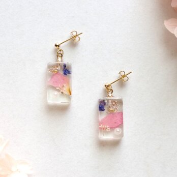 レジンアート　長方形のピアス〈花びらの行方〉の画像