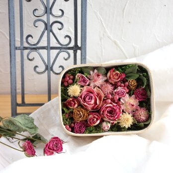 With gratitude..a box of rosesの画像