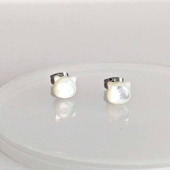 白蝶貝のネコのシンプル一粒ピアス ～ サージカルステンレス SUS316 金属アレルギー対応 ～の画像