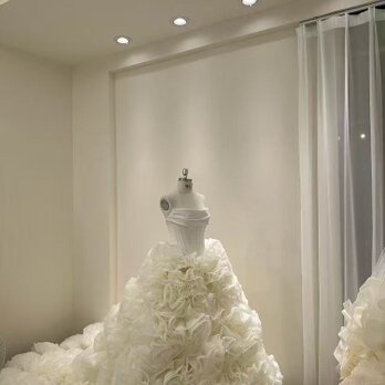 抜群のおしゃれ見え ウエディングドレス ベアトップ バラトレーン 花モチーフ 華やか 結婚式 前撮りの画像