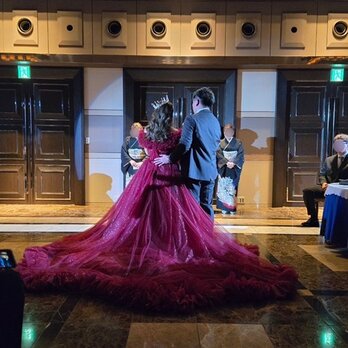 実例写真！カラードレス ボルドー色 キラキラチュール 取り外しオフショルダー ラッフルフリル 編み上げ 花嫁の画像