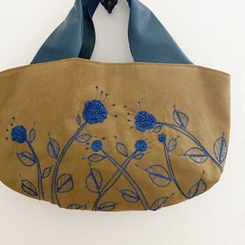 藍染糸のボタニカル刺繍かばんの画像