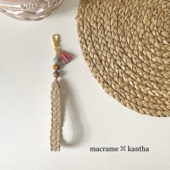 macrame ⌘ kantha カンタビーズマクラメレース　小さなタッセル付きストラップ［デザインC］の画像