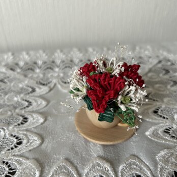 小さなコーヒーカップの籐の花・赤のカーネーションの画像
