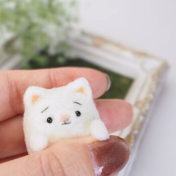 【受注製作】まゆねこの赤ちゃん単色(白ねこ・黒ねこ・ロシアンブルー)　-薄目orぱっちりおめめ- 羊毛フェルトの画像
