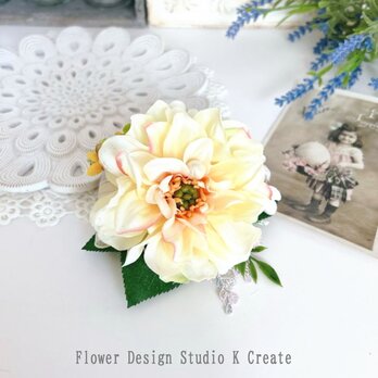 結婚式・卒業式・入学式に♡クリーム色のダリアのコサージュ　コサージュ　入学式　卒業式　入園式　卒園式　結婚式　フォーマルの画像