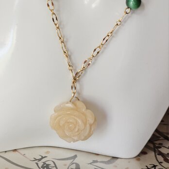茶水晶と虎目石入り天然石の薔薇のネックレスの画像