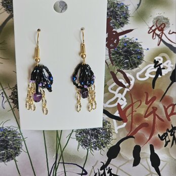 アメジストとビーズ刺繍の不気味な気配なピアスの画像