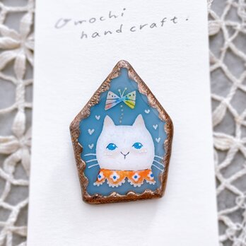 おめかし猫さんのブローチ　ステンドグラスブローチの画像