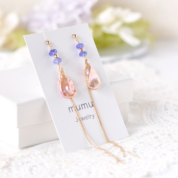 「宵桜の絲ピアス」～K10YG タンザナイトとペタルパールのロングピアス～の画像