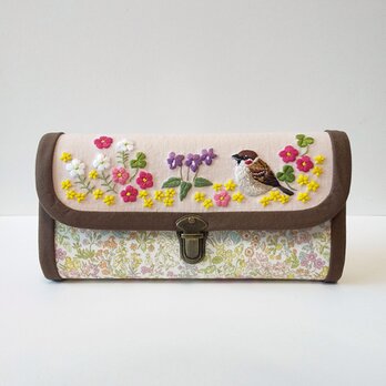 雀と草花の手刺繍長財布の画像