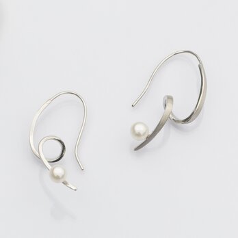 Infinity ピアス（シルバー色）の画像