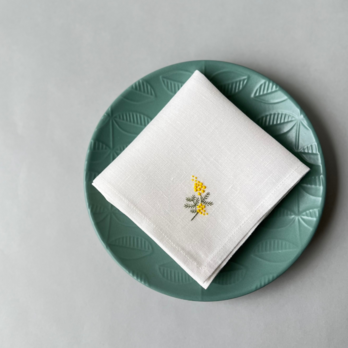 【早割10%】繊細顔のミモザ｜手刺繍＆手仕立てのソフトリネンハンカチの画像