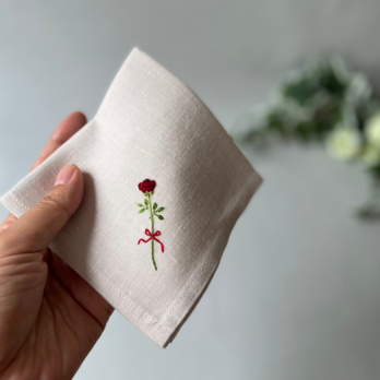 【早割10%】一輪のバラ｜手刺繍＆手仕立てのソフトリネンハンカチの画像