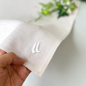 気取らないイニシャル｜ソフトリネンの手刺繍ハンカチ（選べる布色・サイズ・イニシャル対応）