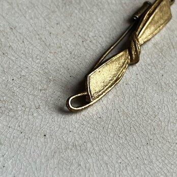 フランス　金色の慎ましやかなブローチ　真鍮の画像