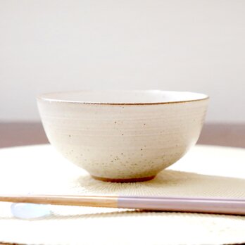 赤陶土と白マット釉の飯碗 縁錆 ＊ １の画像