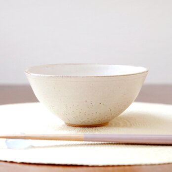 赤陶土と白マット釉の飯碗 縁錆 ＊ ２の画像