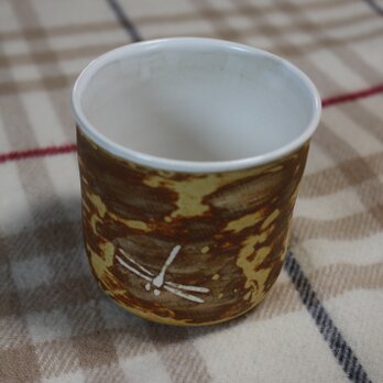 トンボの飛ぶイラボ釉の湯飲みの画像