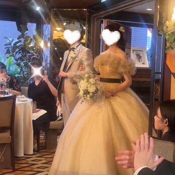 実例写真！シャンパン色 カラードレス オフショルダー キラキラチュール サッシュベルト 披露宴の画像