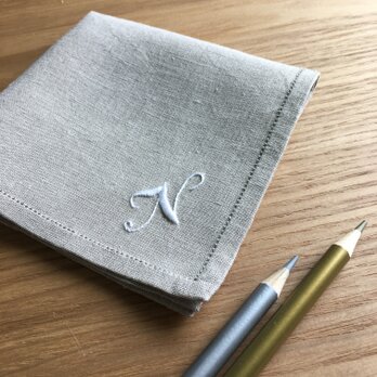 【早割10%】プレミアムver 気取らないイニシャル｜手刺繍＆手仕立てのソフトリネンハンカチの画像