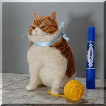 羊毛フェルト　猫　超デブ猫　茶トラハチワレ猫　ブサ猫　ねこ　ネコ　猫フィギュアの画像