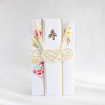白色の祝儀袋  花束の画像