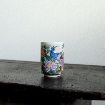 孔雀と芍薬◆華やかな絵付け。九谷焼　花鳥文色絵金彩湯呑み　工芸品　ゴージャス　昭和レトロの画像