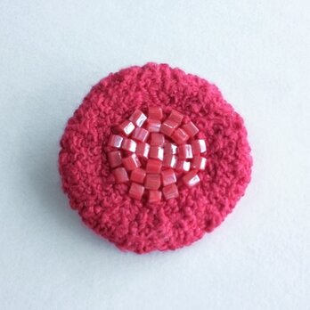 こっくりした赤　まるいビーズ刺繍ブローチの画像