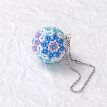 冬の花てまりのバッグチャーム・ブルー＆パープルの画像