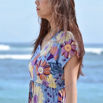 【大きいサイズ】夏のレトロフラワー柄フリルワンピース　＜ブルー＞の画像
