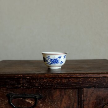 白に青い花◆中国産　花文茶杯　猪口　中国茶器　暮らしに　インテリア　シノワズリ　チャイナレトロ　の画像
