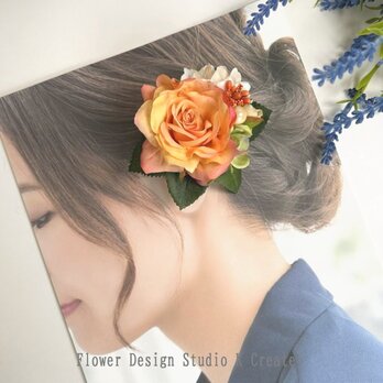 オレンジの薔薇と白い薔薇のヘアクリップ　オレンジ 　ヘアクリップ　バラ 　髪飾り 　発表会　入学式　卒業式　結婚式　お出掛けの画像
