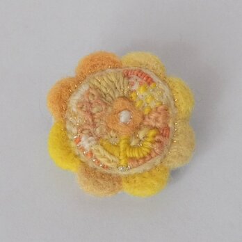 手紡ぎ糸の刺繍ブローチ「おひさまの花」の画像