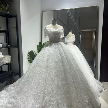 美品！ウェディングドレス 取り外しオフショルダー 贅沢な小花総レース 編み上げ 華やかなトレーン 結婚式の画像