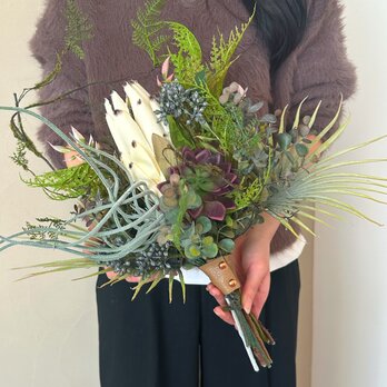 多肉植物とプロテアのアーティフィシャルスワッグ　ウェディングブーケとしても。の画像
