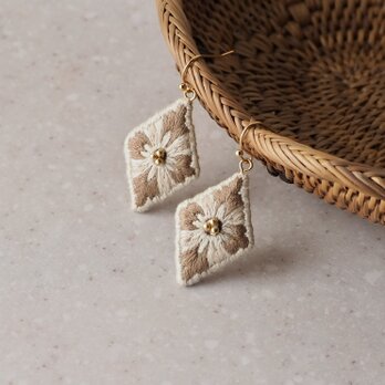 バリ島刺繍ピアス『Kotak』Nuanceの画像