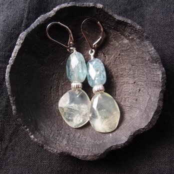 【SV】Kyanite × Prehnite Earrings ／スカイブルーカイヤナイト×プレナイト フレンチピアス（M）の画像