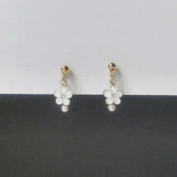 白い小花のイヤリング (ピアス)の画像